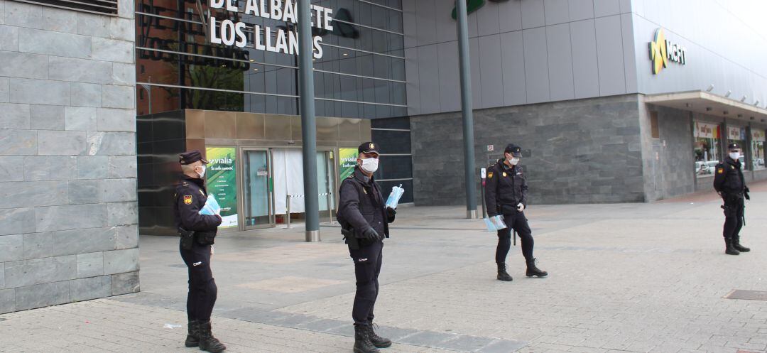 La Policía ha empezado a repartir las mascarillas