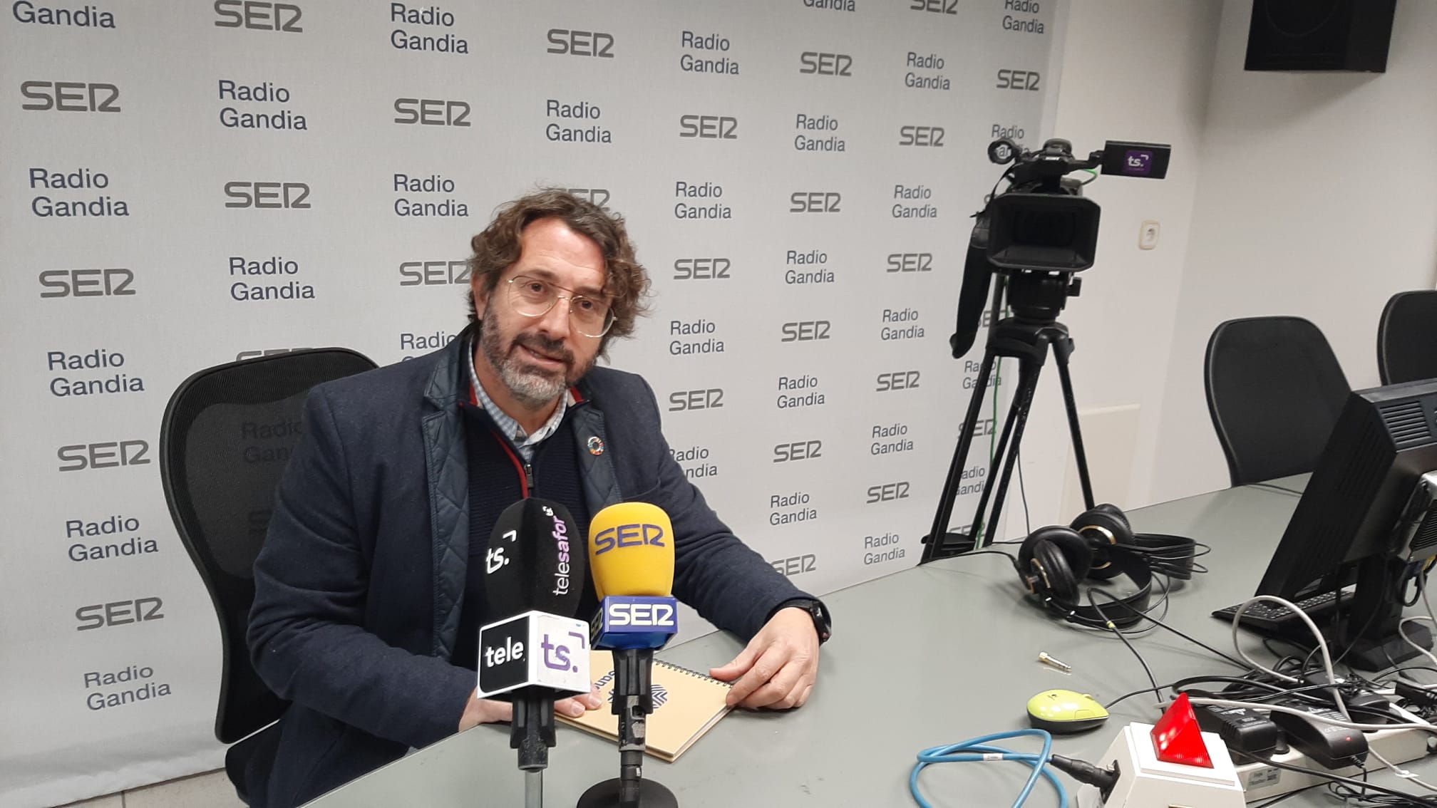 Vicent Mascarell, portavoz socialista en Gandia, en los estudios del Grupo Radio Gandia.