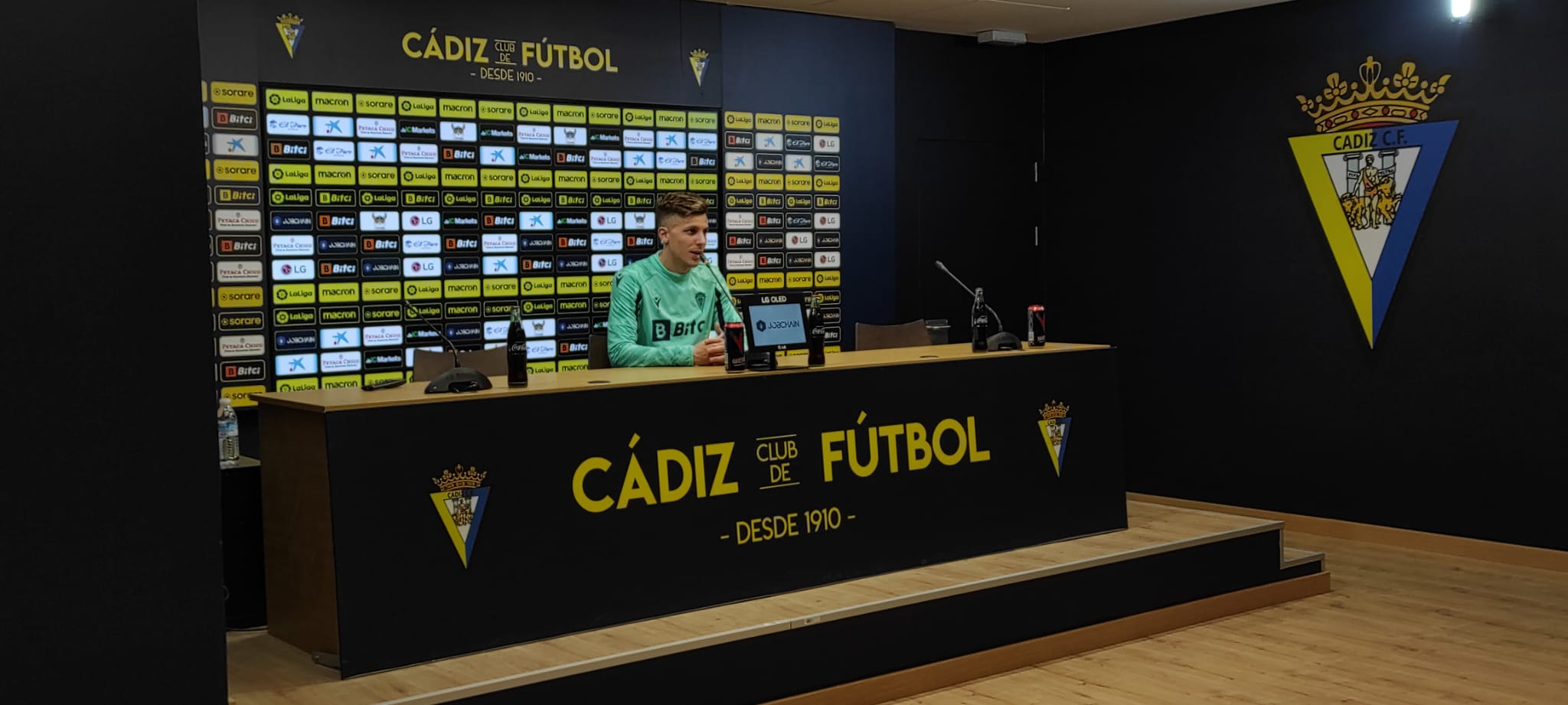 Iván Alejo en rueda de prensa en el Estadio Nuevo Mirandilla