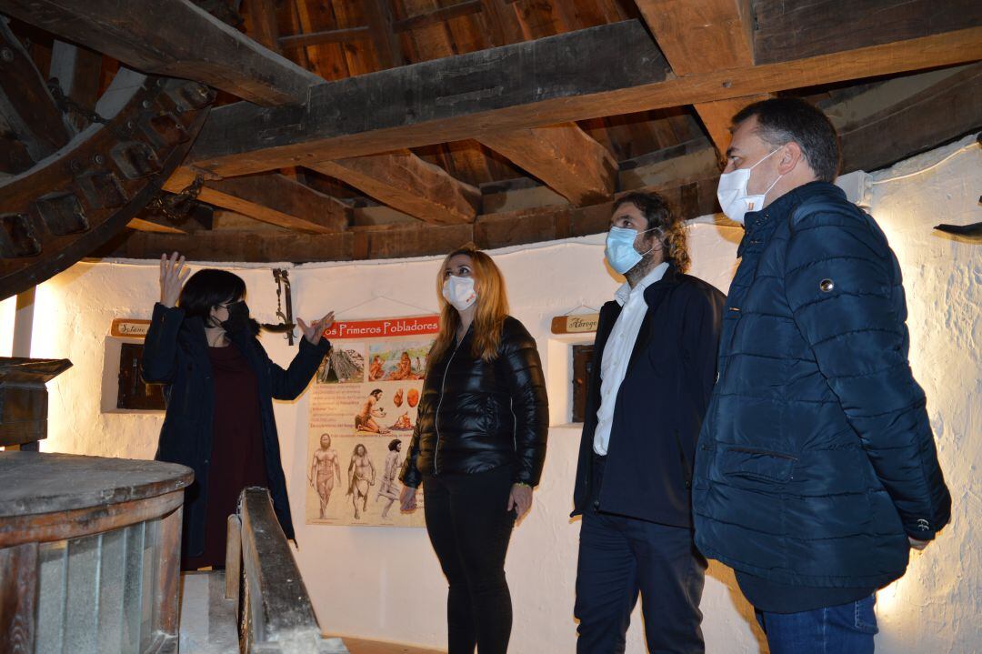 María Ángeles Martínez visitando junto al alcalde un molino de Mota