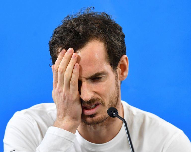 Murray se tapa la mitad de la cara con la mano