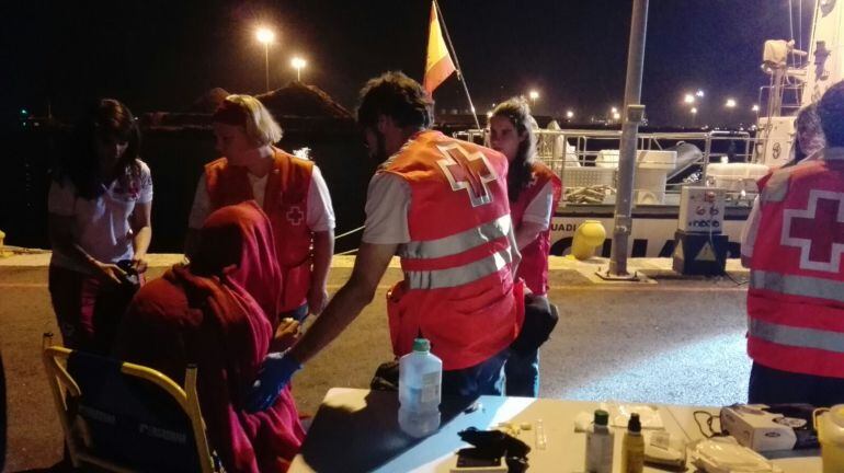 Cruz Roja atiende a los inmigrantes trasladados al Puerto de Alicante