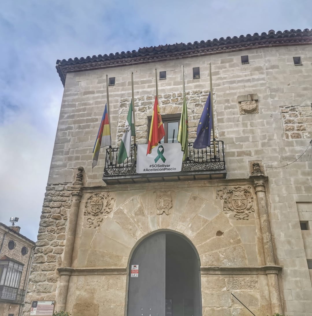 Las banderas lucen a media asta en el balcón municipal del ayuntamiento castellariego en señal de luto oficial por la muerte del joven