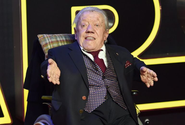 El actor Kenny Baker en el estreno europeo de la última entrega de &#039;La Guerra de las Galaxias&#039; el pasado mes de diciembre