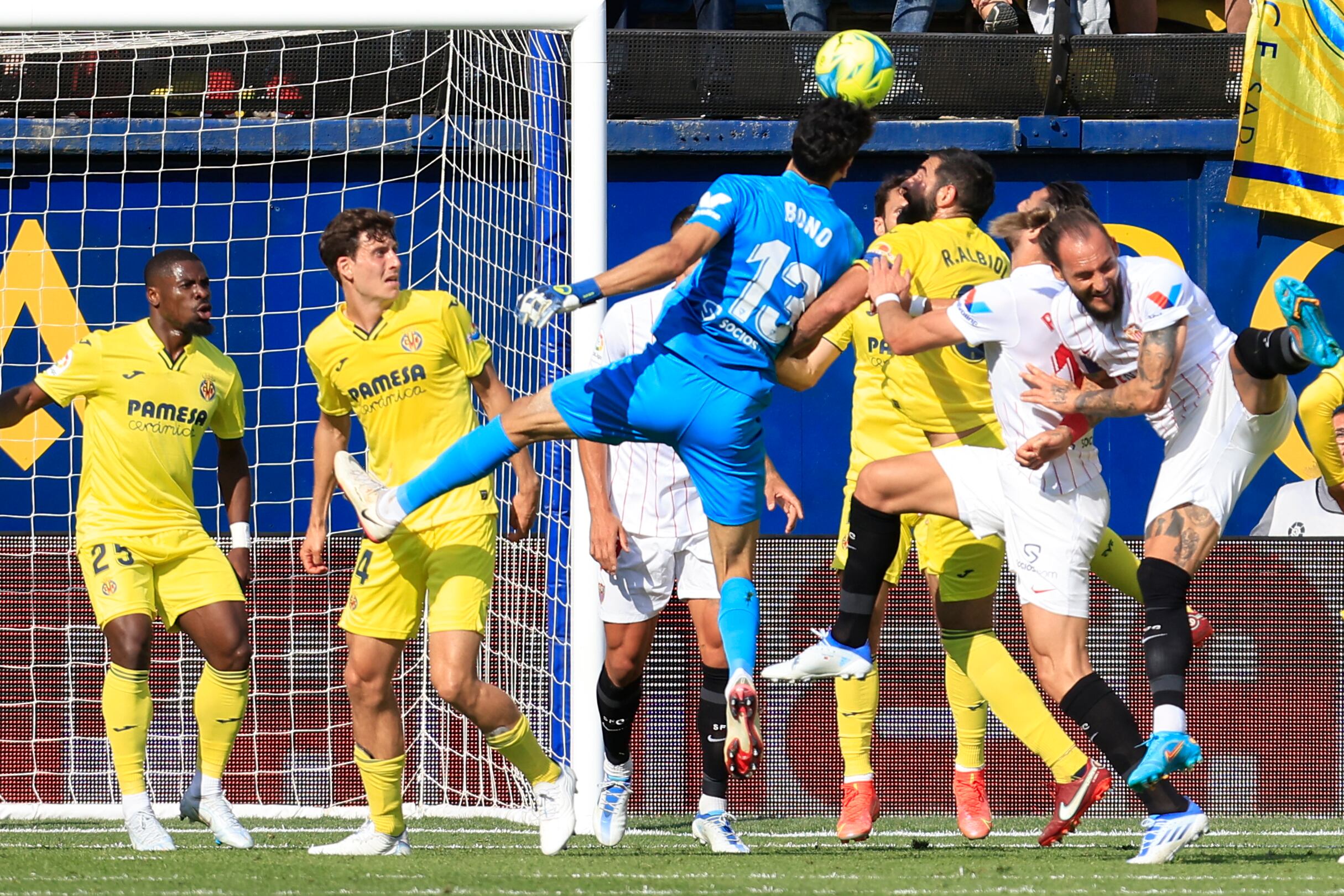 VILLARREAL, 08/05/2022.-El portero marroquí del Sevilla Yassine Bounou, en el remate de gol de su compañero Jules Koundé contra el Villarreal, durante el partido de la jornada 35 en el estadio de La Cerámica.- EFE/Domenech Castelló
