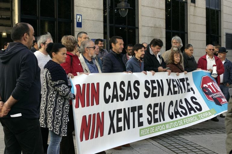 Concentración convocada por el Foro Social de Ferrol Terra ante el edificio administrativo de la Xunta en defensa de una mujer madre de dos hijos menores sobre la que pesa un expediente de desahucio