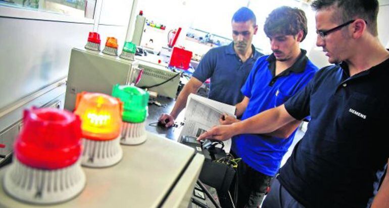 Alumnos realizando prácticas en una empresa.