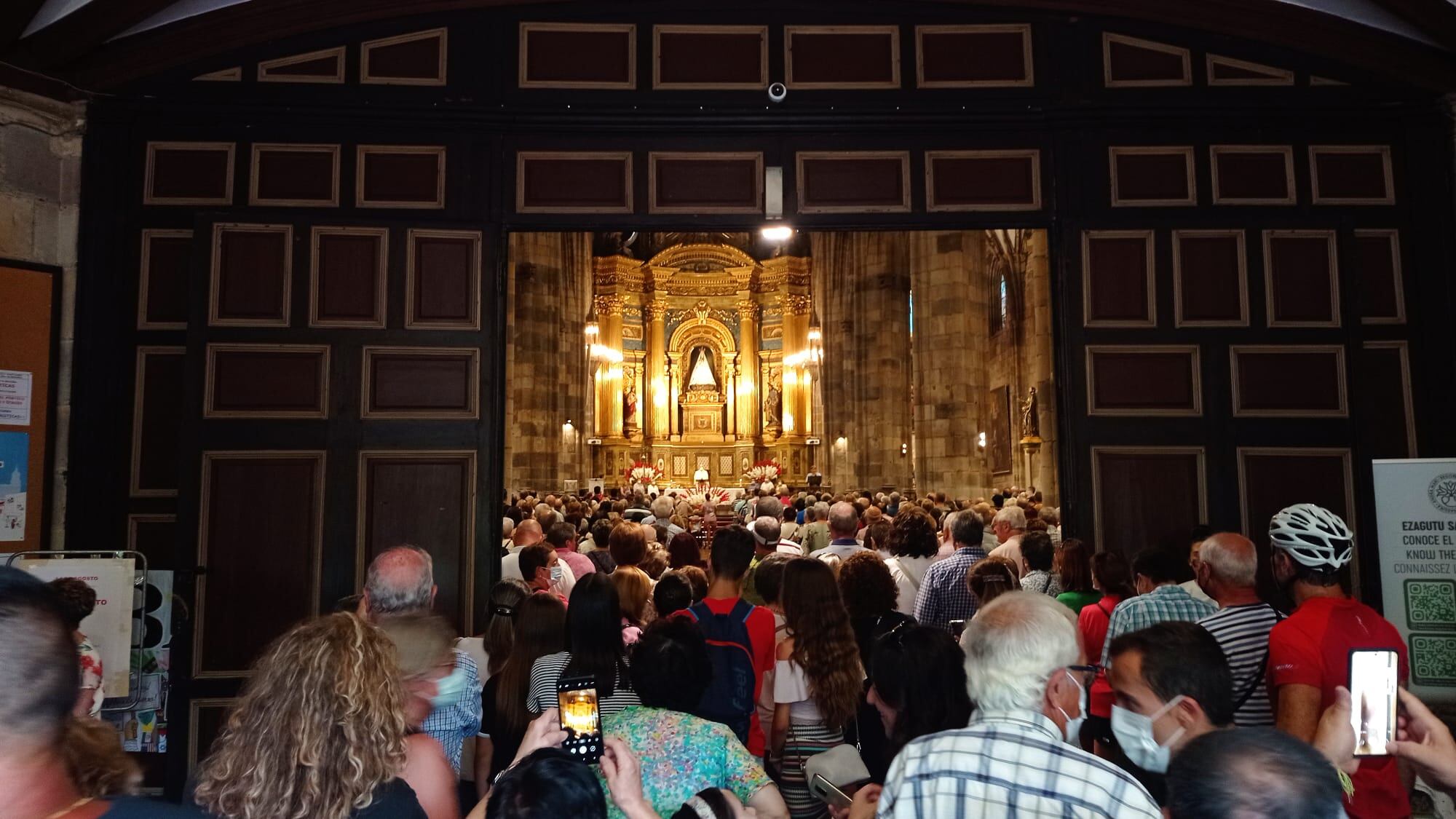 Miles de peregrinos llegan a la basílica de Begoña.