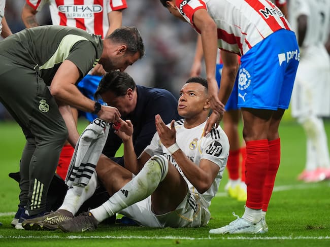 Kylian Mbappé tras un golpe en la frente