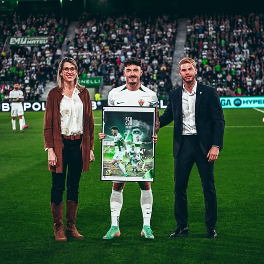 Josan posa con el cuadro que recibió por sus 250 partidos entre Lourdes Aznar y Pedro Schinocca