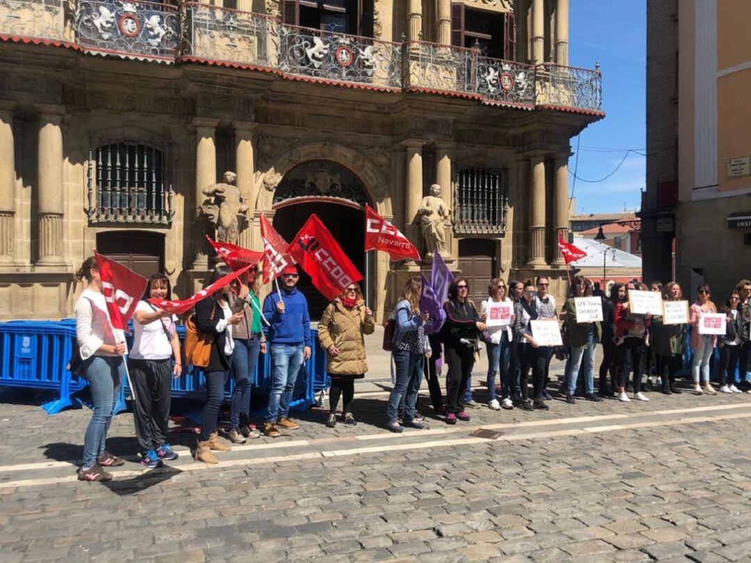 Educadoras se manifiestan frente al Ayuntamiento de Pamplona