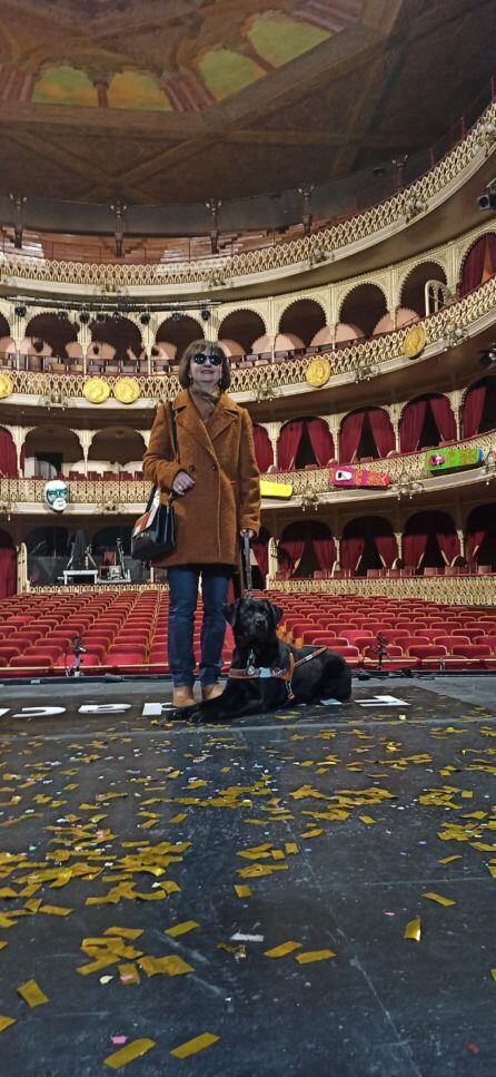 Loli en las tablas del teatro con su perra guía