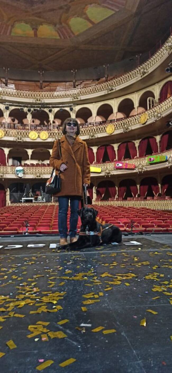 Loli en las tablas del teatro con su perra guía