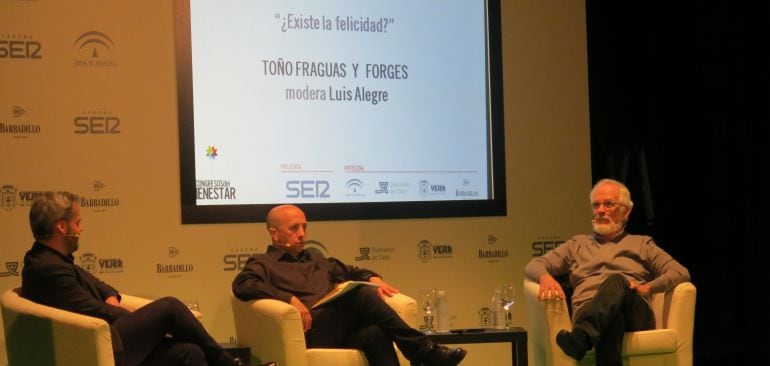 Toño Fraguas, Luis Alegre y Forges durante la inauguración del Congreso del Bienestar en Vejer