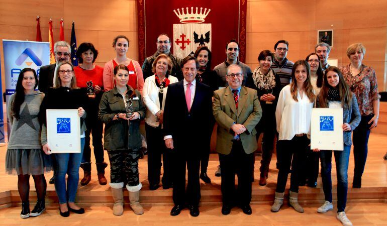 El Ayuntamiento de Alcobendas y la Asociación de Empresarios AICA han entregados los premios del concurso de escaparates navideños para dinamizar el comercio de barrio