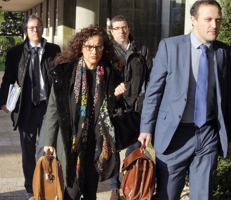 Carolina González-Criado y Felix Rubial, altos cargos de Sanidade investigados en el caso de la hepatitis C, a la salida de los juzgados de Santiago