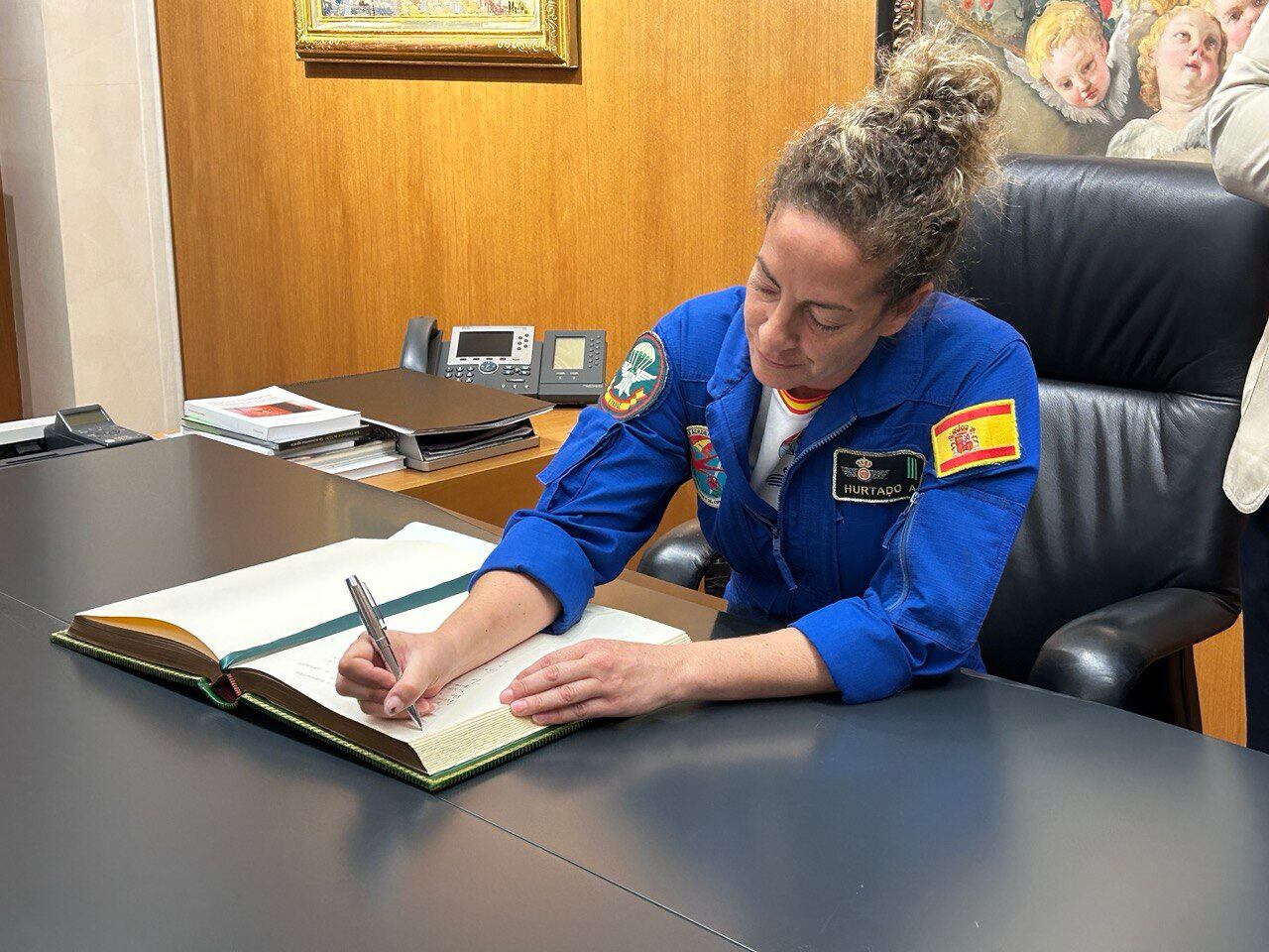 Cabo M. Carmen Gómez Hurtado en el Ayuntamiento de Elche
