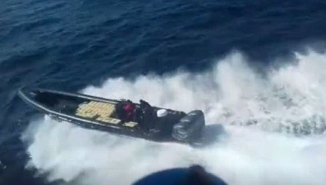 Una lancha trasporta droga para su posterior desembarco. ARCHIVO