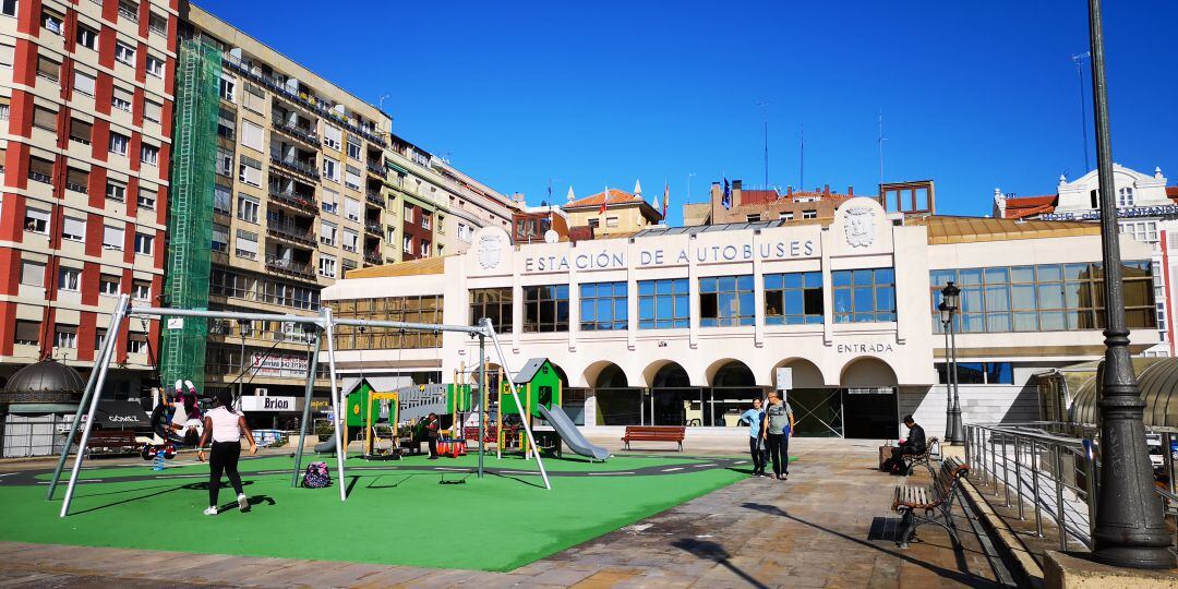 Imagen del nuevo parque infantil y del nuevo acceso a la Estación de Autobuses