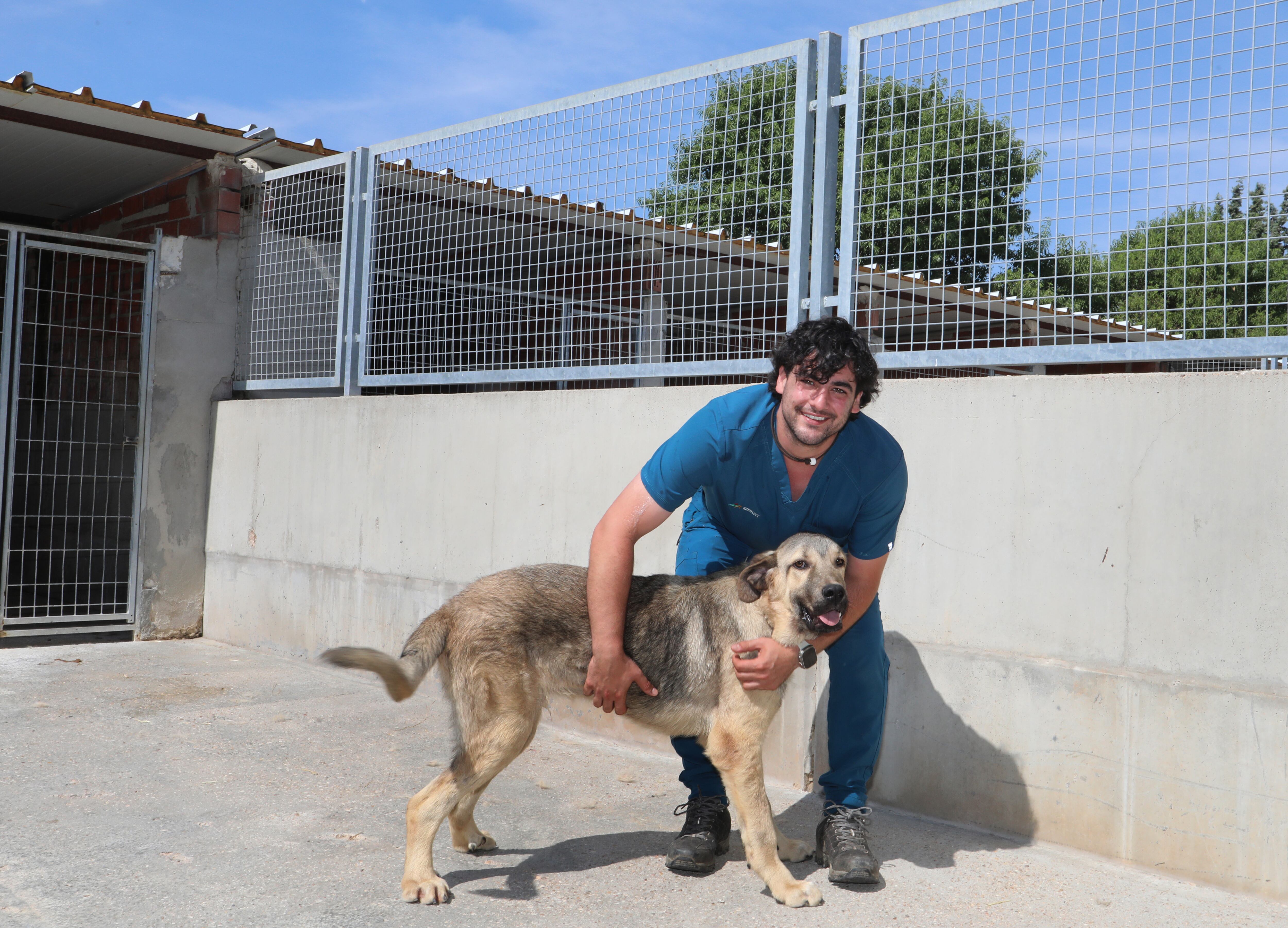 Protectora de animales de Palencia, en la imagen Adrian Bermejo y Susana Navarro uno de los responsables de la empresa Ruralvet que lo gestiona