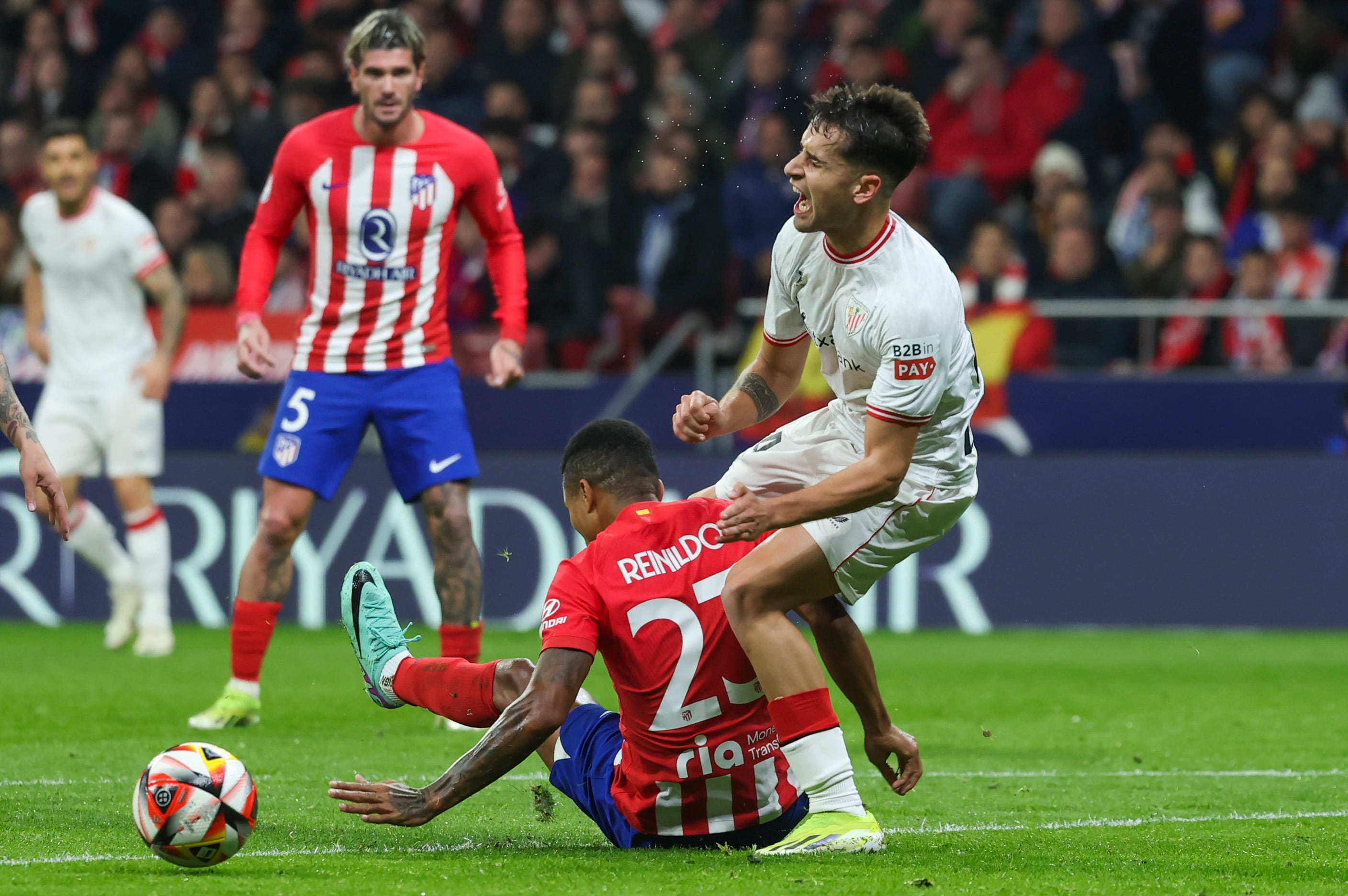 El defensa mozambiqueño del Atlético Reinildo Mandava (i) juega un balón durante el partido de ida de la Copa del Rey que Atlético de Madrid y Athletic Club de Bilbao disputaron en el Metropolitano