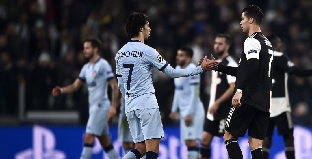 Joao Félix y Cristiano Ronaldo se saludan durante el encuentro entre Atlético y Juventus