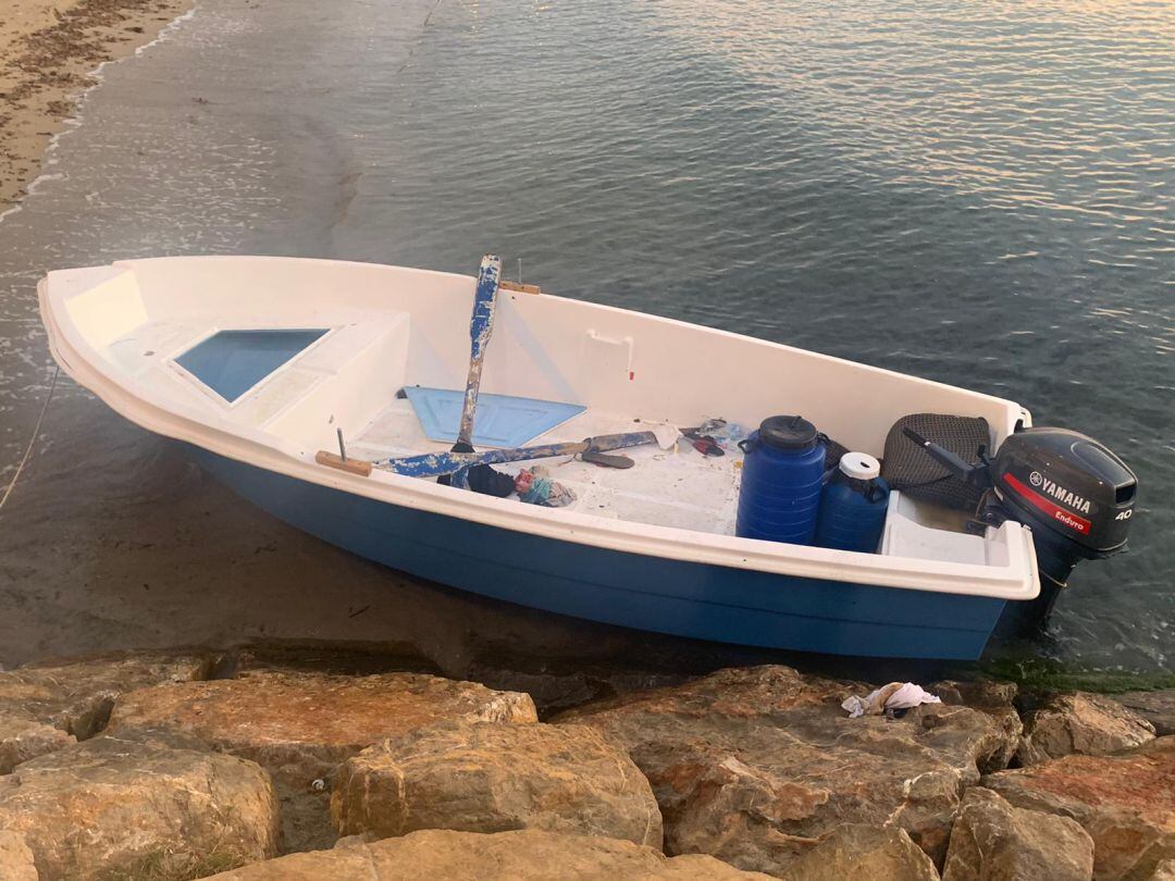 Patera en la playa de El Postiguet