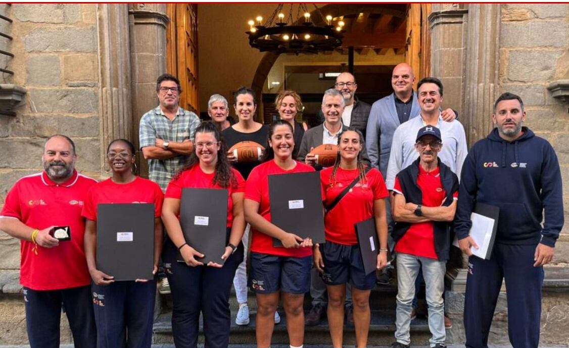 La delegación aragonesa en el equipo nacional junto a los concejales, alcalde y directora general