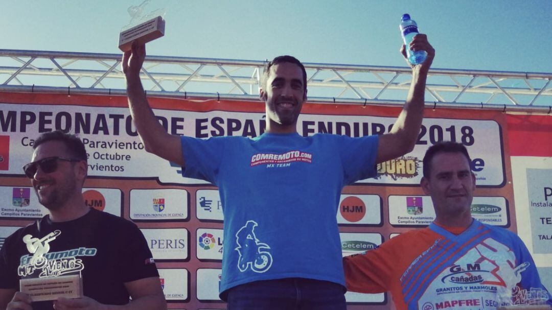 El piloto alcarreño, celebra el triunfo en la última prueba del Campeonato de España de Enduro en Campillos-Paravientos (CU)