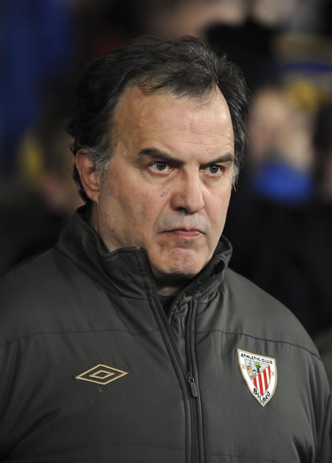 El entrenador argentino del Athletic de Bilbao, Marcelo Bielsa, durante el partido de ida de los octavos de final de la Liga Europa contra el Manchester United