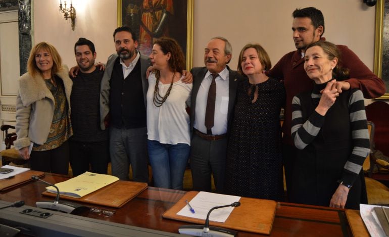 Parte del equipo de gobierno de Oviedo en el salón de Plenos del Ayuntamiento tras la presentación del proyecto de Presupuestos de 2017. De izq. a dcha. Marisa Ponga (PSOE), Rubén Rosón (SOMOS), Ricardo Fernández (PSOE), Cristina Pontón (IU), el alcalde W