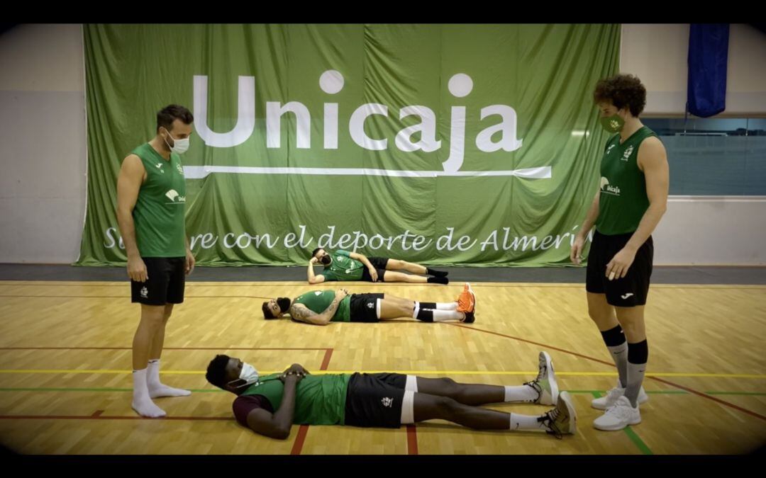 Los jugadores del Unicaja Almería en la elaboración del vídeo.