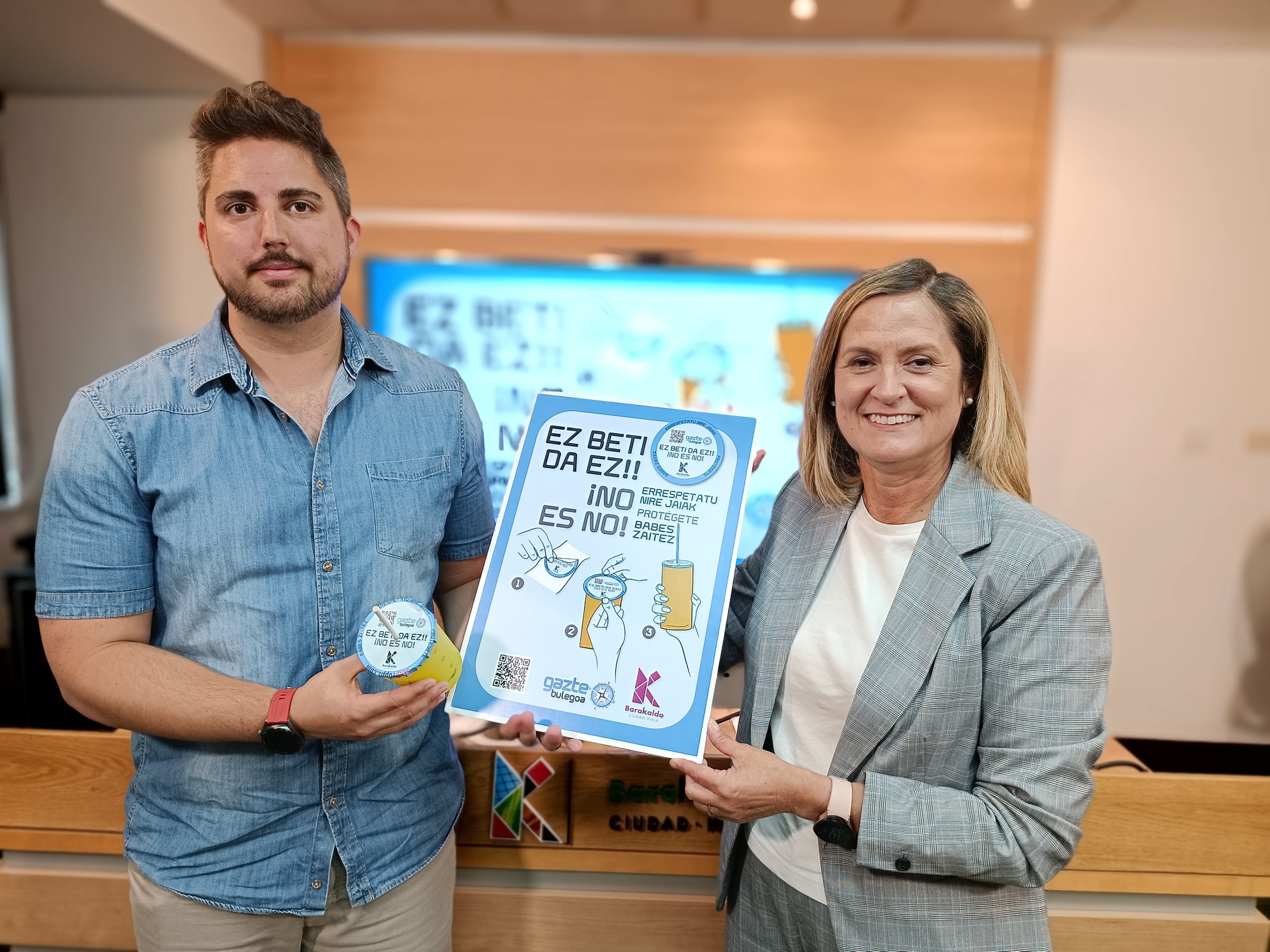 La alcaldesa Amaia del Campo y el concejal de Juventud Jonathan Martín han presentado esta mañana Errespetatu Nire Jaiak- Respeta mis fiestas. / Ayuntamiento de Barakaldo