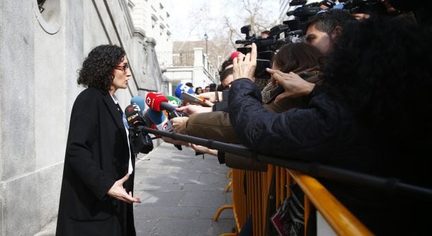 La secretària general d&#039;ERC, Marta Rovira, atenent els mitjans en la seva sortida del Tribunal Suprem aquest 19 de febrer del 2018. Pla curt. (Horitzontal)