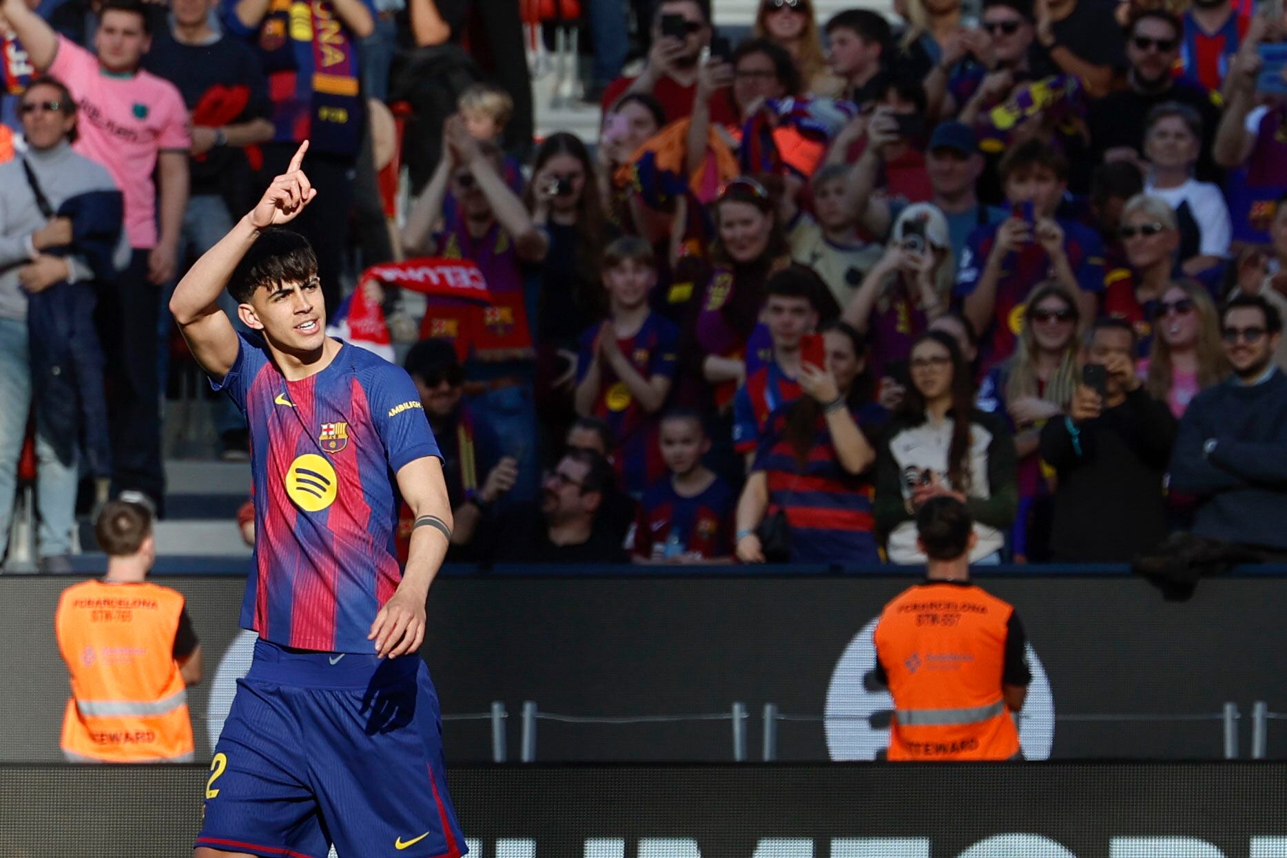 Marc Bernal celebra su tanto contra el Levante