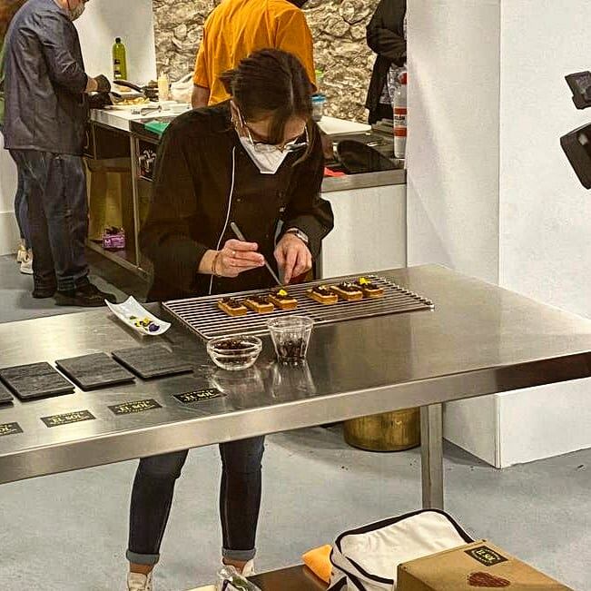 La chef Ángela Molina en pleno proceso de elaboración de su tapa &#039;Lingote de Lingote de bacalao con tierra de aceitunas’