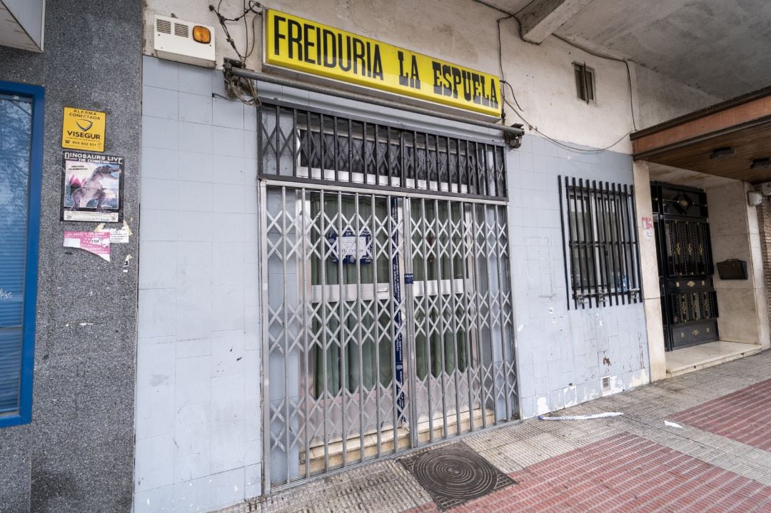 Fachada del bar Freiduría La Espuela, donde fueron encontrados dos cadáveres en Parla