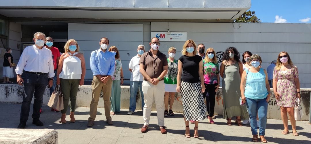 Hana Jalloul con el PSOE de Valdemoro frente al Centro de Salud de El Restón