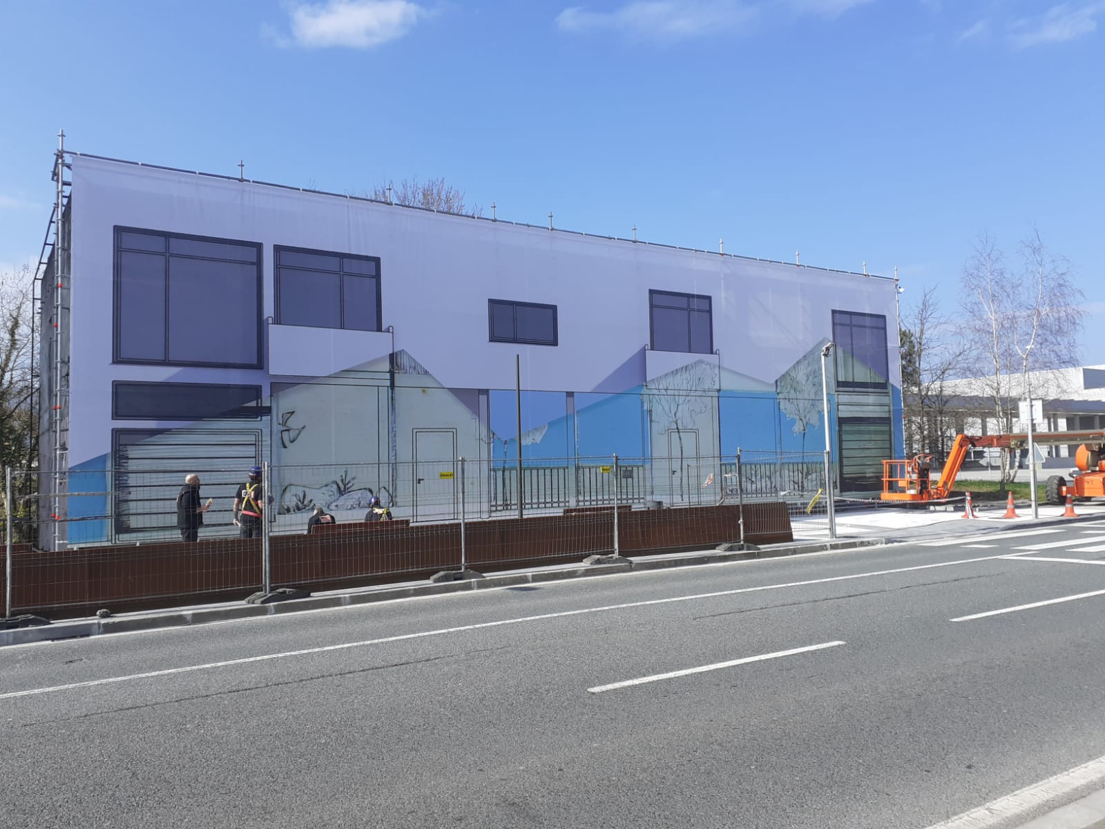 Lona colocada en la Casa Taller Basterretxea-Oteiza de la Avenida Iparralde.