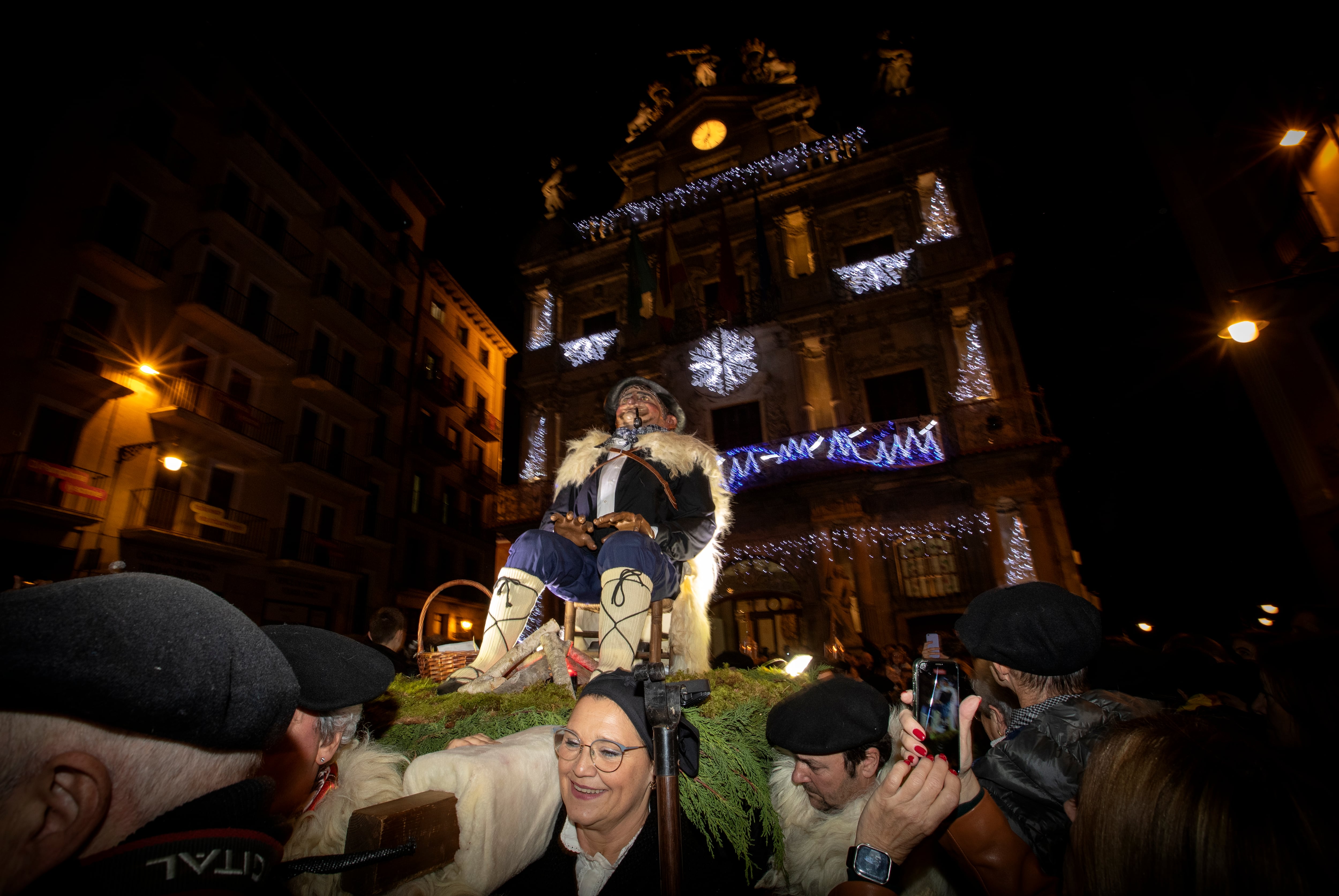 Olentzero ha vuelto a recorrer este sábado las calles de Pamplona tres años después de la última vez que lo hizo y los niños y niñas de la ciudad le han acompañado al popular carbonero durante todo el recorrido a la espera de lo que dejará en sus casas esta Nochebuena. EFE/Villar López