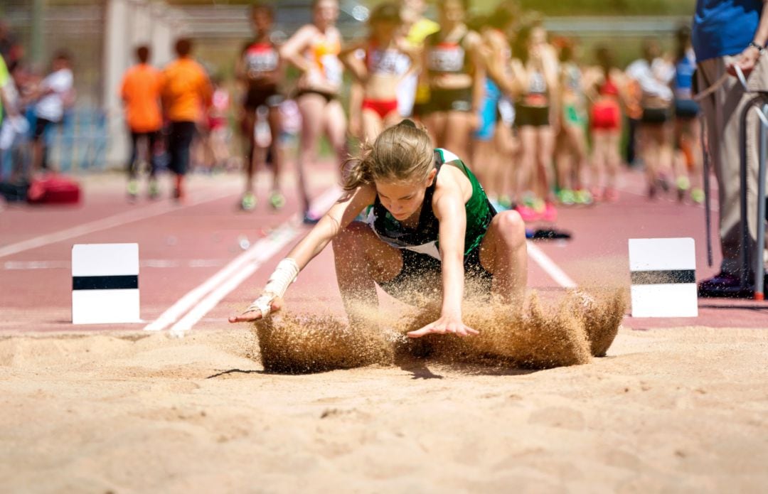 Una joven practicando deporte
