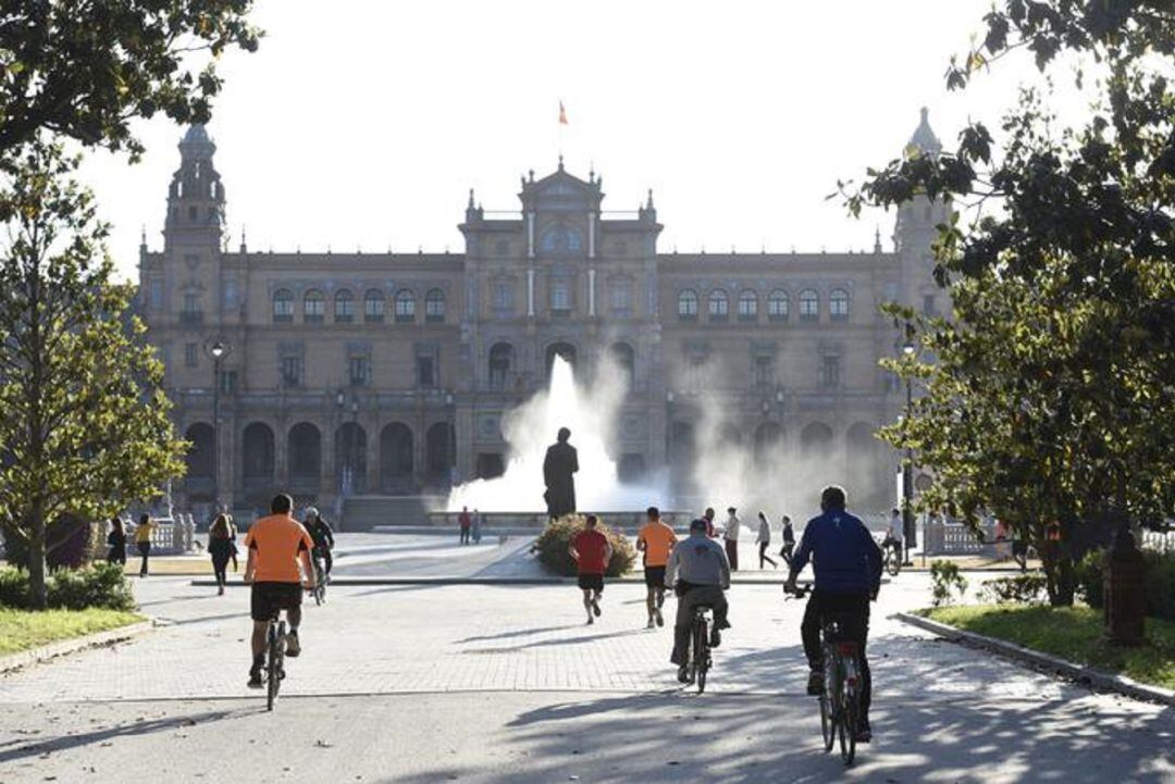 Corredores en la Plaza de España en Sevilla