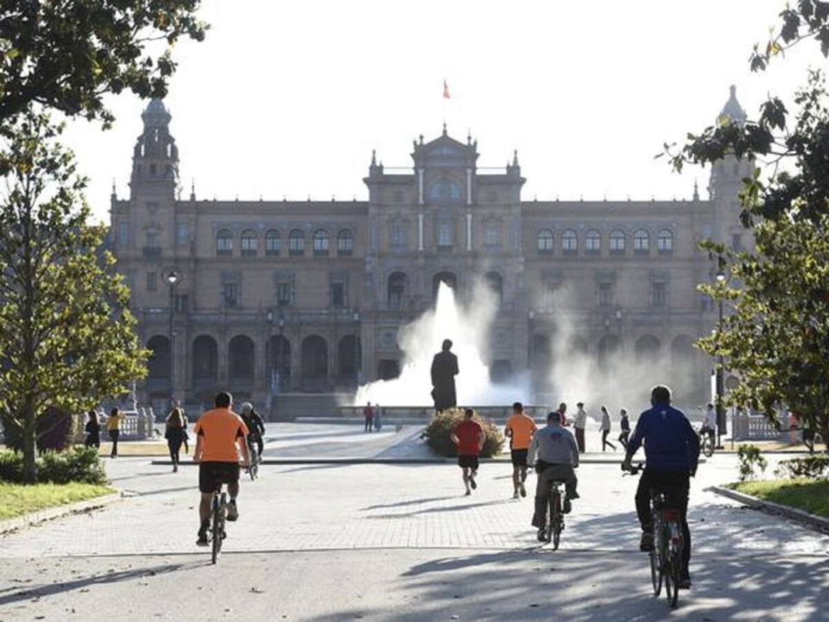 Deportistas y mayores vuelven a las calles de Sevilla