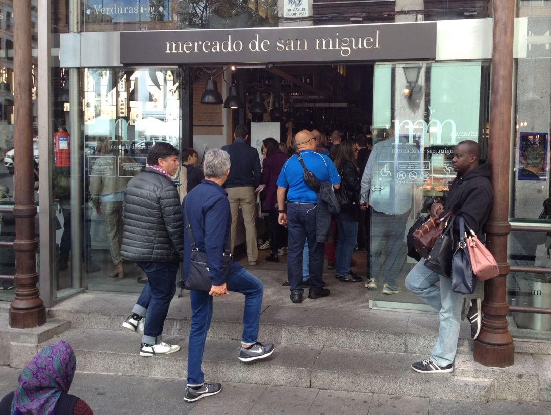 Al Mercado de San Miguel entra gente sin parar...