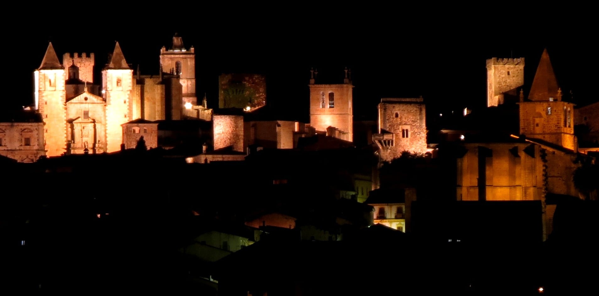 Imagen nocturna de la ciudad de Cáceres