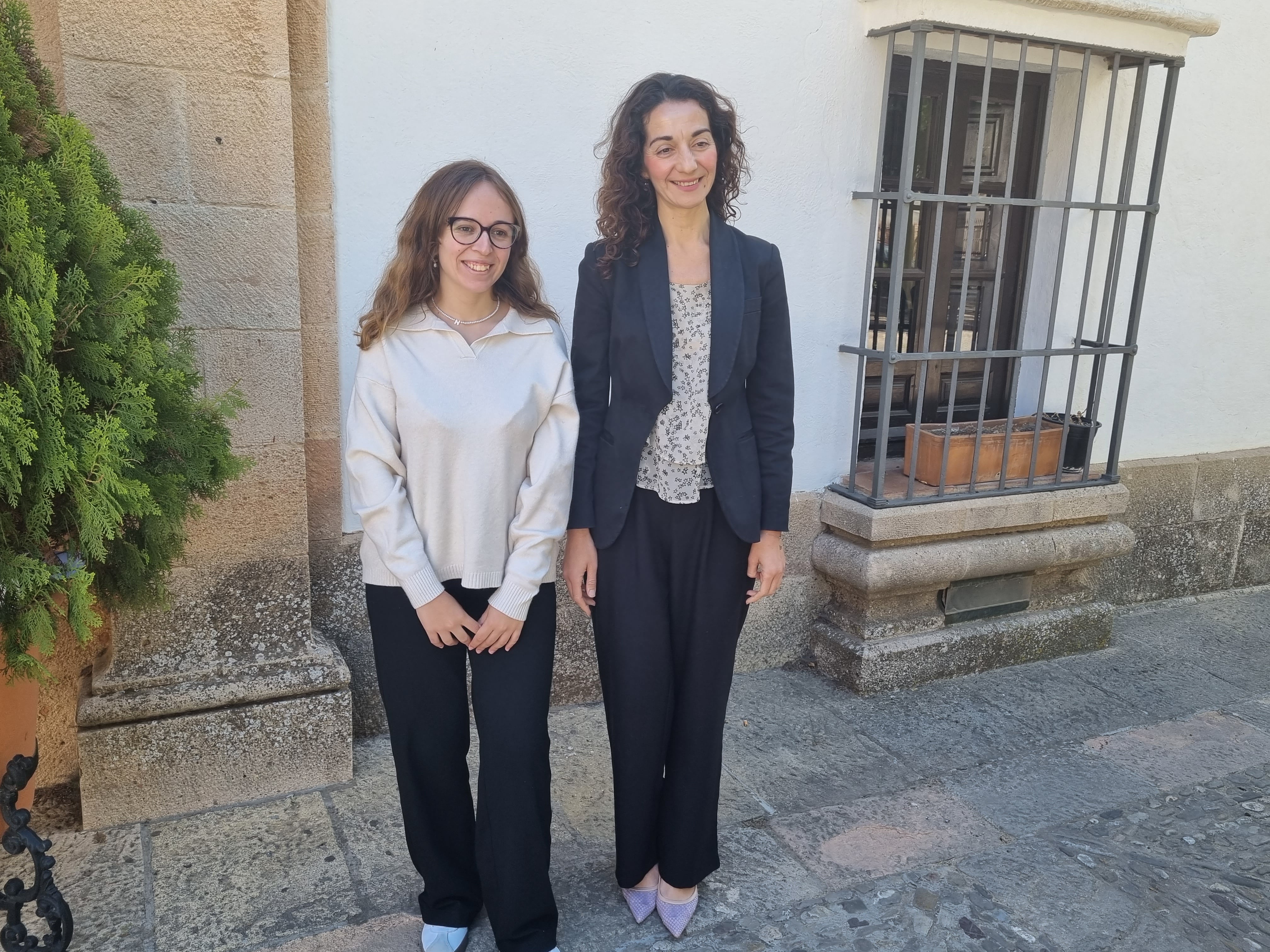 Las concejalas socialistas Nerea Marín y Fátima Fernández, a las puertas del Ayuntamiento de Ronda