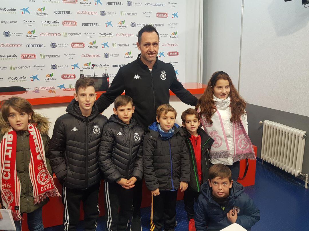 Los improvisados reporteros posan con el entrenador tras su batería de cuestiones