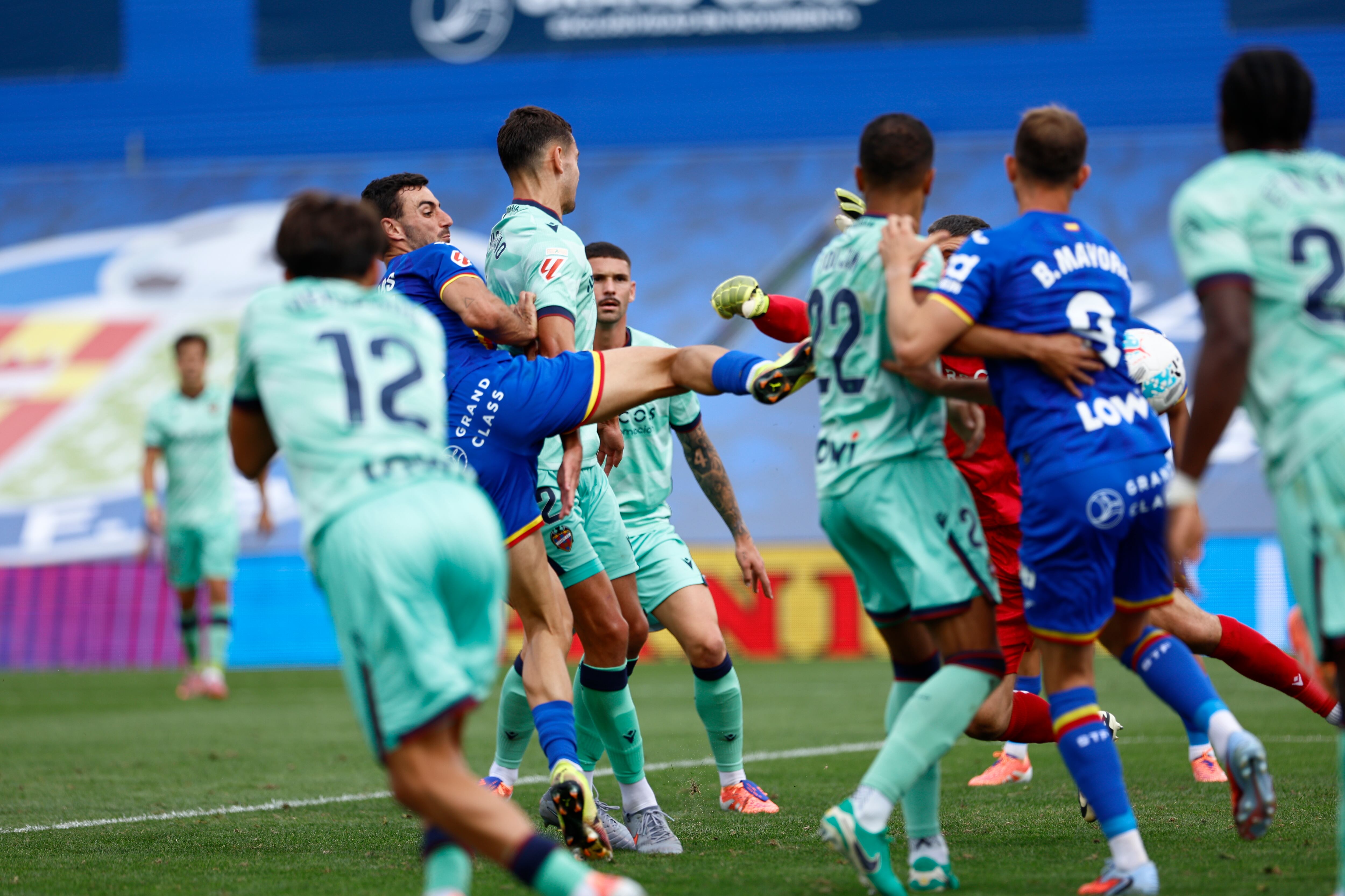 GETAFE, MADRID, 27/09/2025.- El lateral del Getafe Juan Iglesias (2i) en la jugada del gol durante el partido de la jornada 7 de LaLiga EA Sports que disputan Getafe y Levante este sábado en el estadio Coliseum. EFE/ Rodrigo Jiménez
