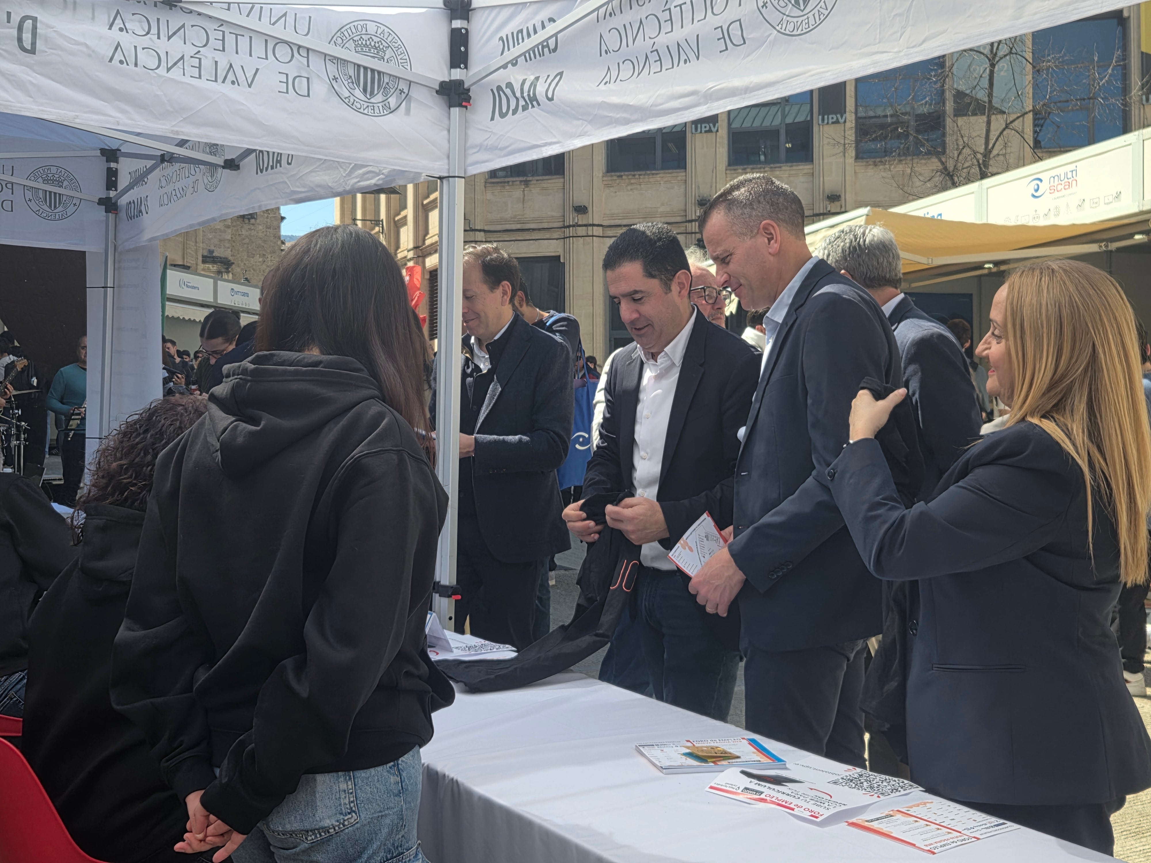 Las autoridades ha recorrido los distintos estands ubicados en la Plaza Ferrándiz y Carbonell