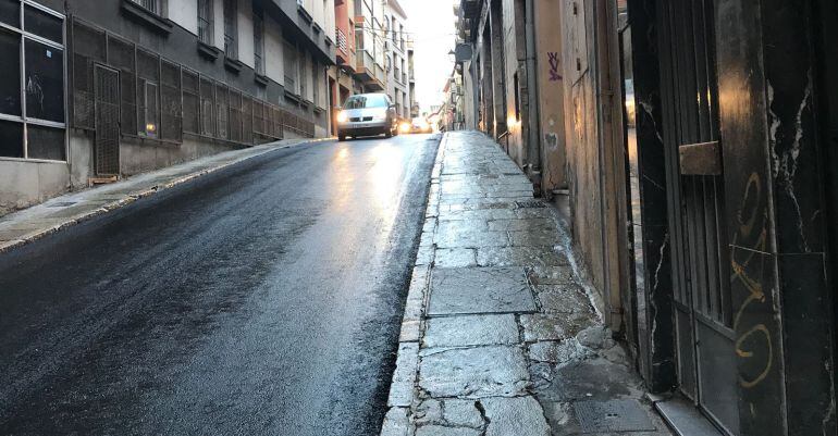 Fuera adoquines y dentro asfalto en Calle Vergara